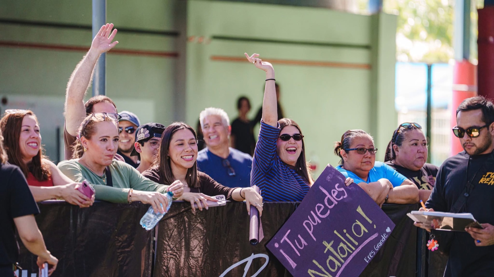 Familias y amigos animando a los atletas en un evento de Altum